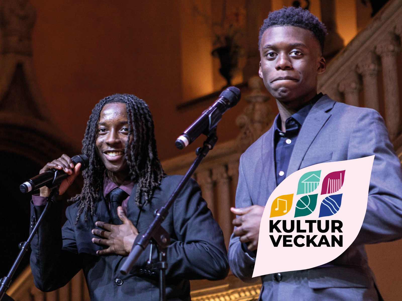 Marx och Nasir står vid mikrofoner.