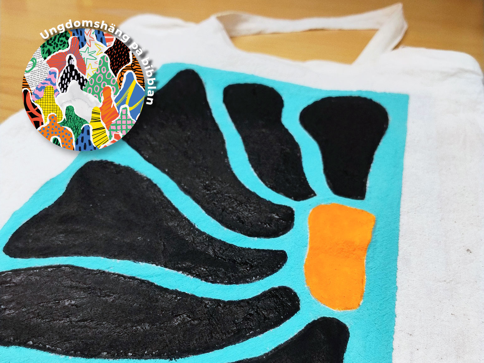 Färgstark stilistisk blomma tryckt på en tygpåse.