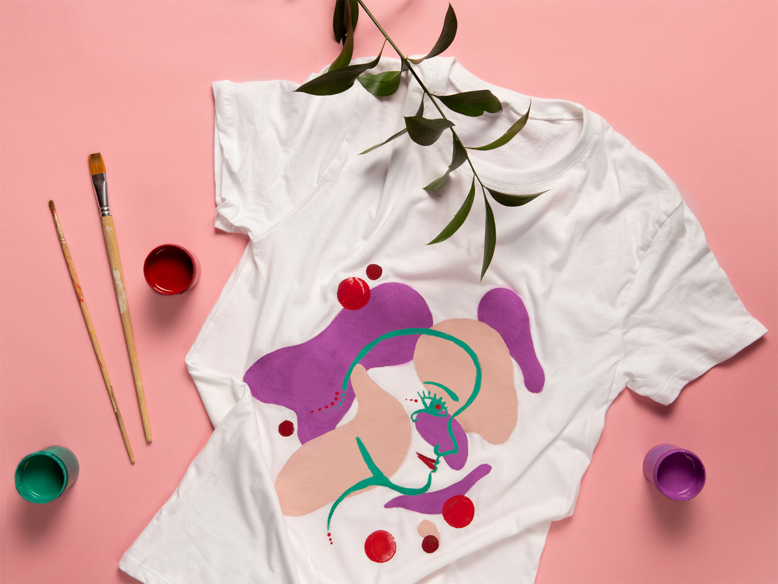 Målat abstrakt mönster på t-shirt.