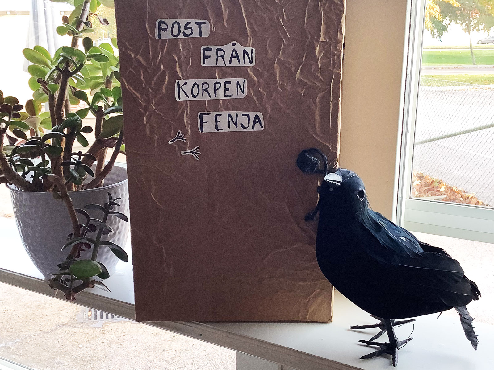 Korpen Fenja framför låda som det står "Post från Korpen Fenja på".
