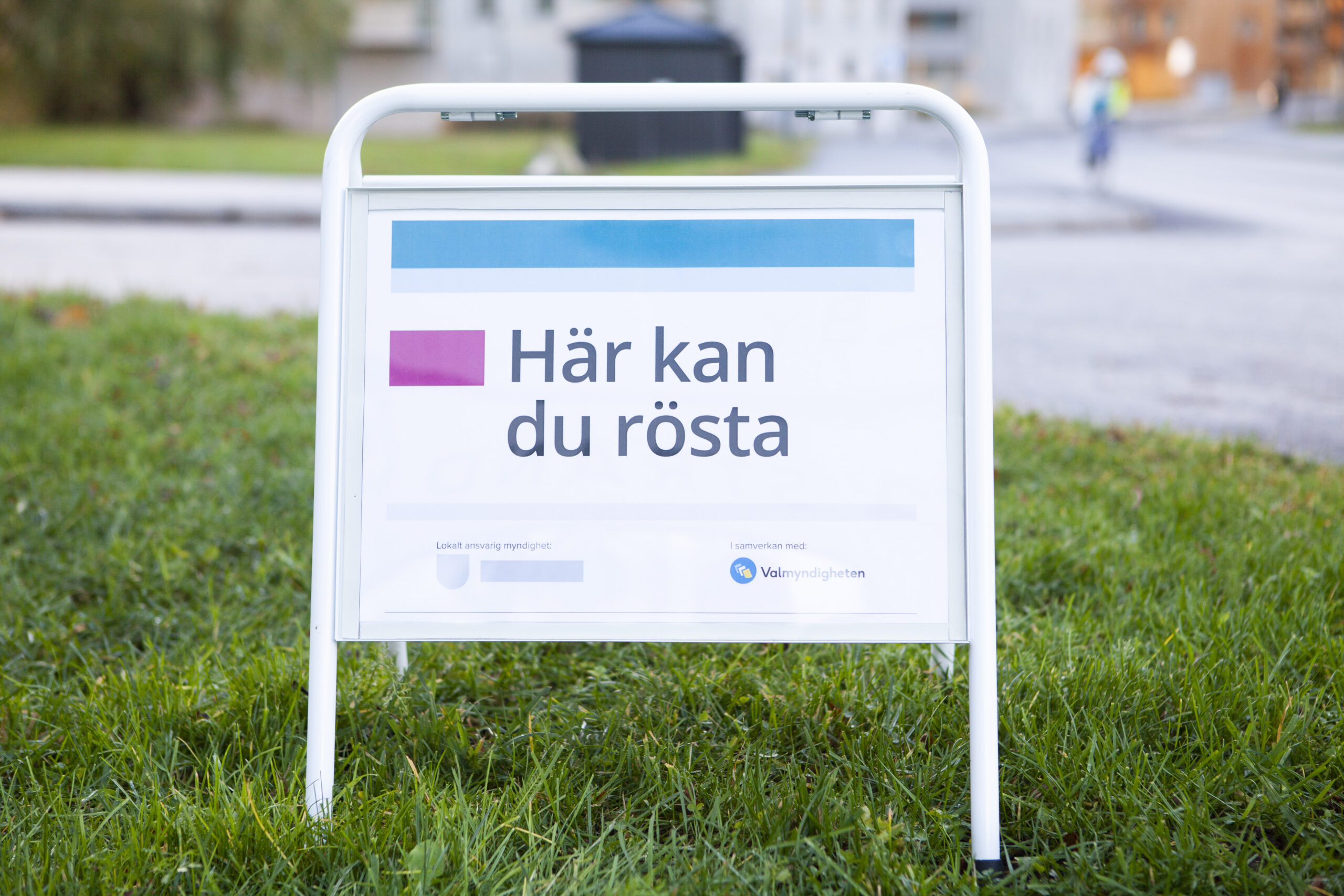En skylt som visar att du kan rösta här.