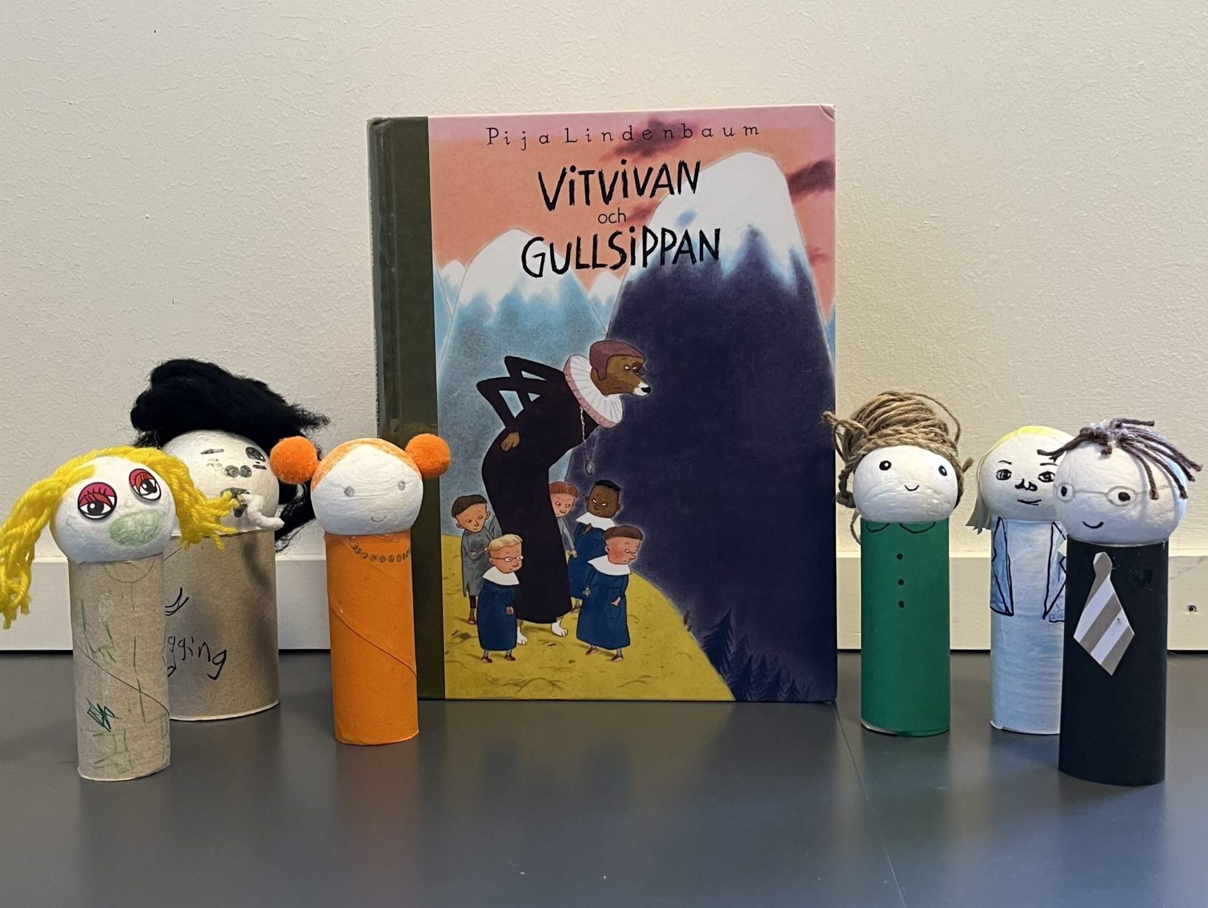 Politiker pysslade av toarullar står intill boken Vitsippan och Gullvivan