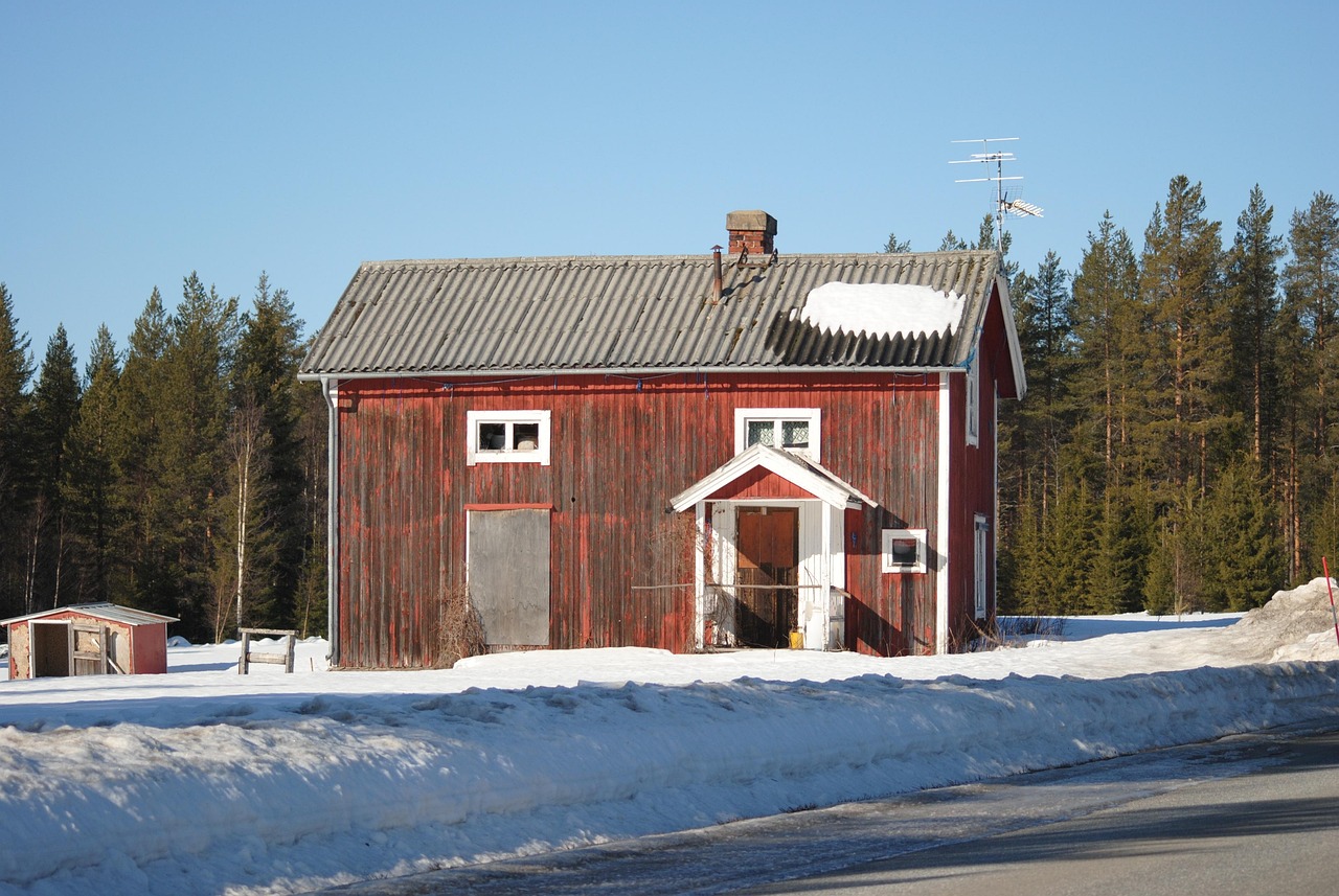 Ett gammalt rödmålat trähus.