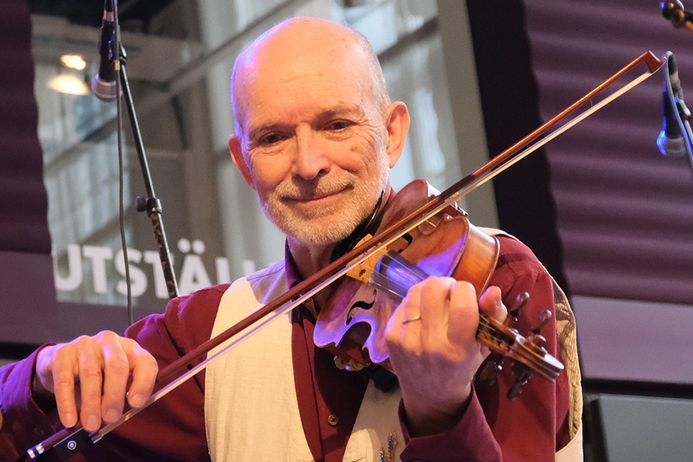 Mats Hellstrand som spelar fiol