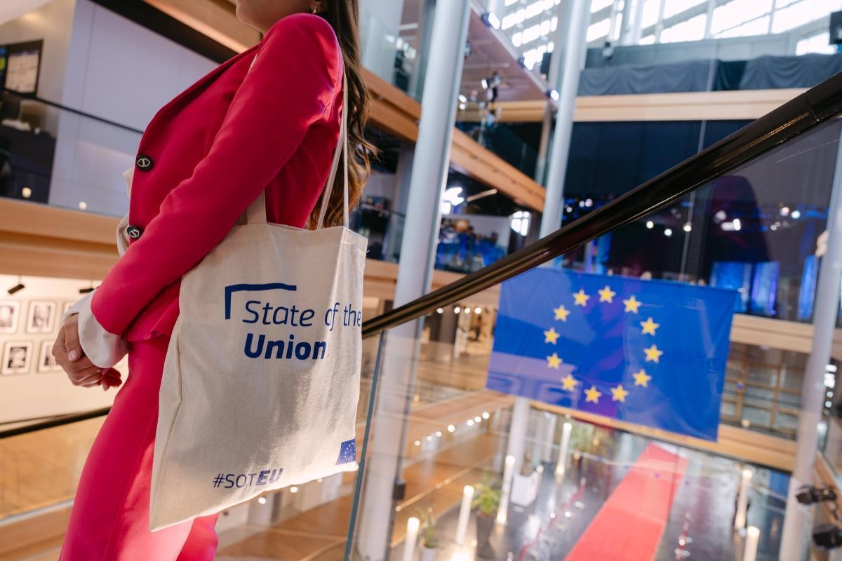 En kvinnlig gestalt framför EU-flaggan