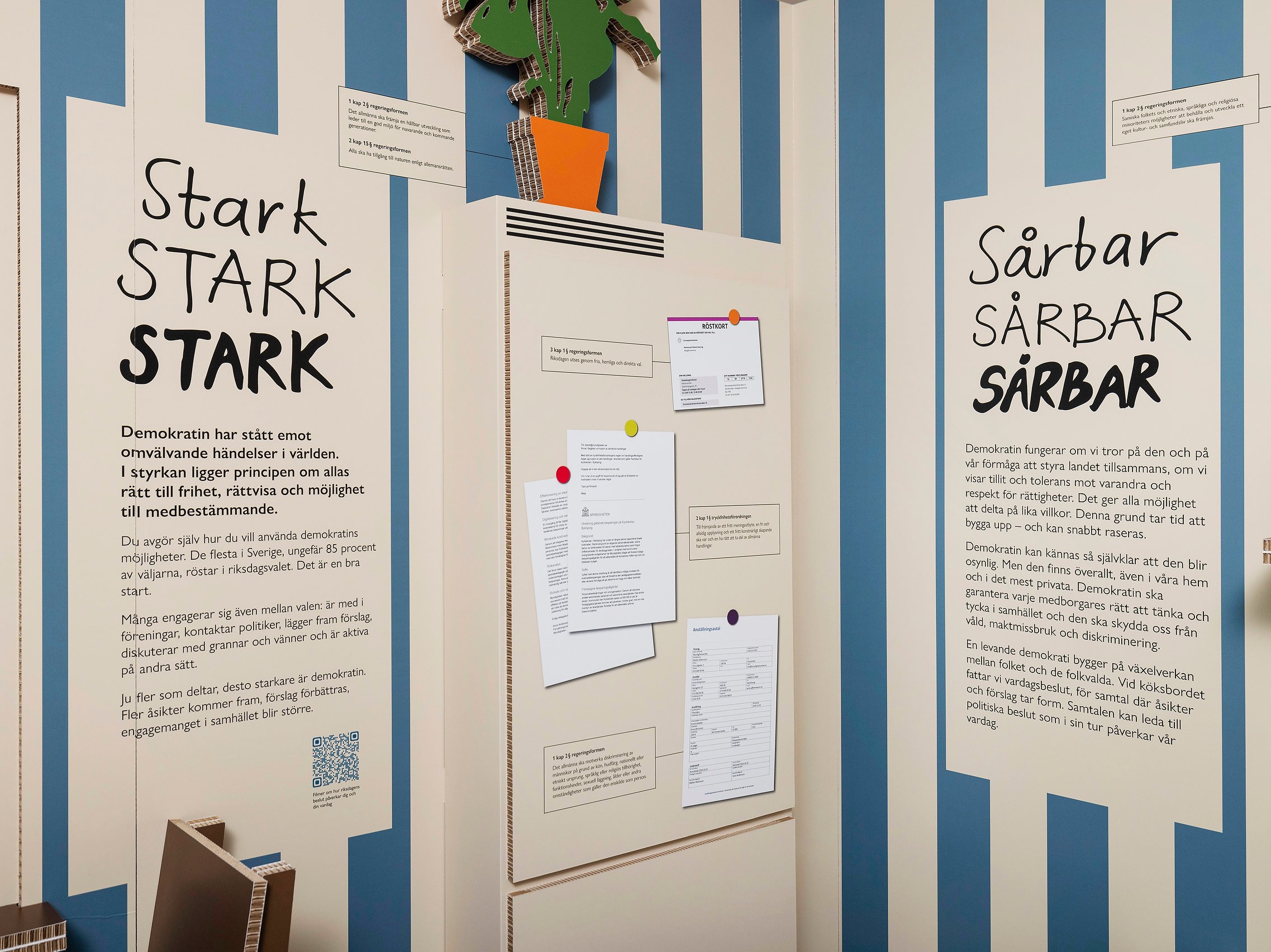 Blåvitrandig dekor som föreställer ett kylskåp