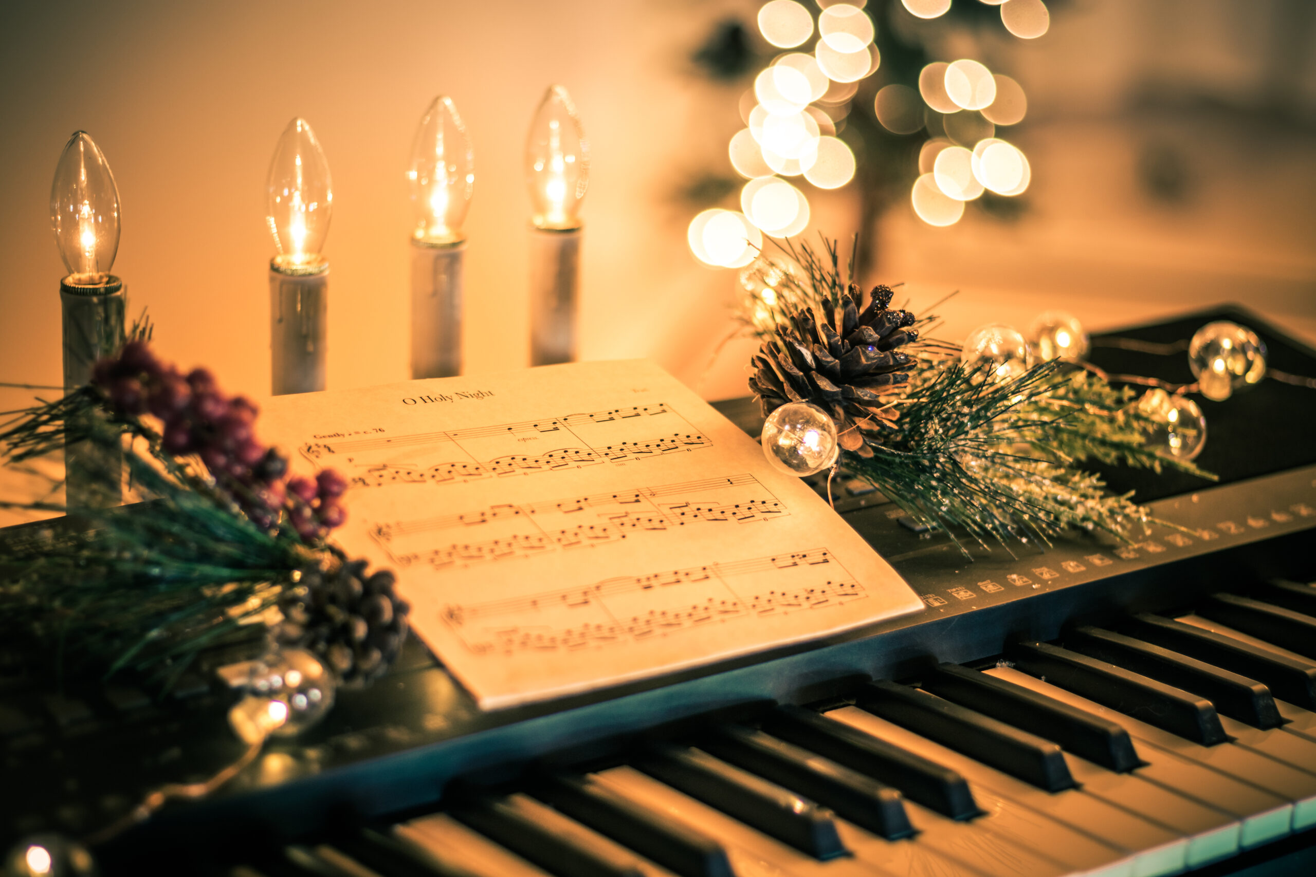 Piano med juldekoration