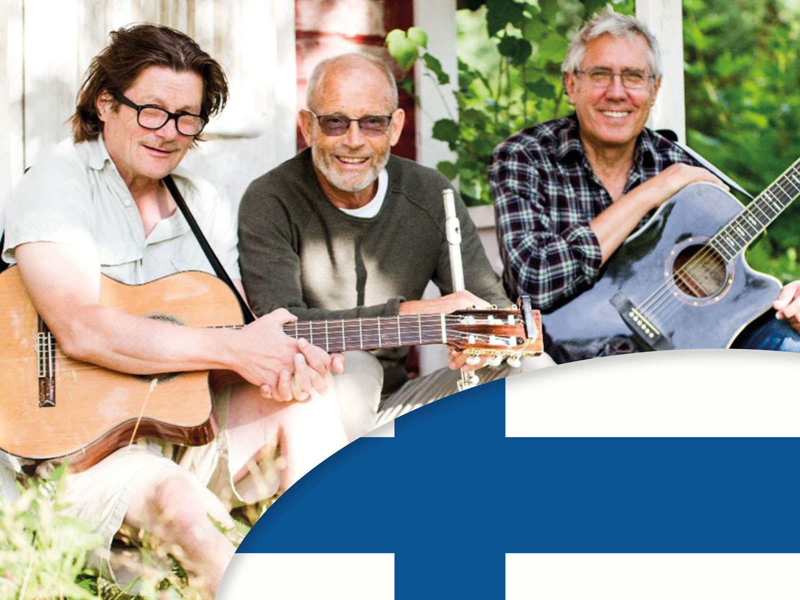 Trio Kontrast sitter med gitarrer. Finska flaggan sticker fram i nedre hörnet.