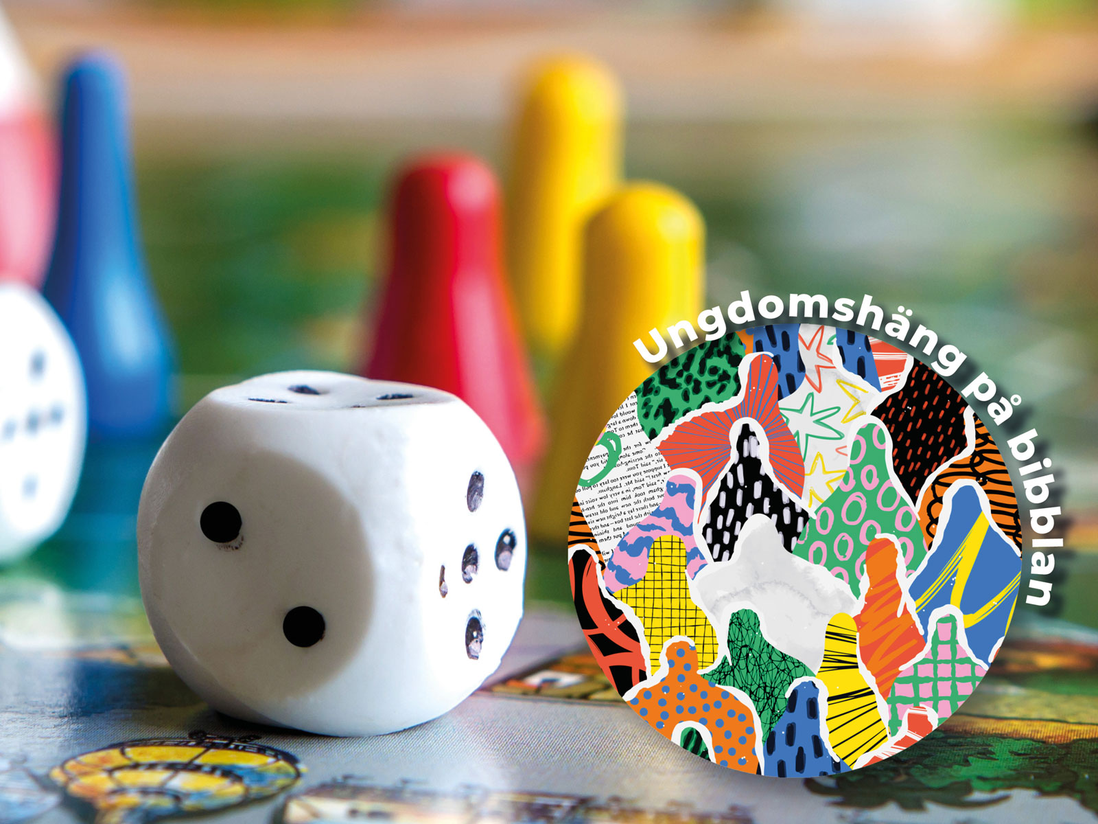 Spelpjäser och tärningar på ett brädspel.