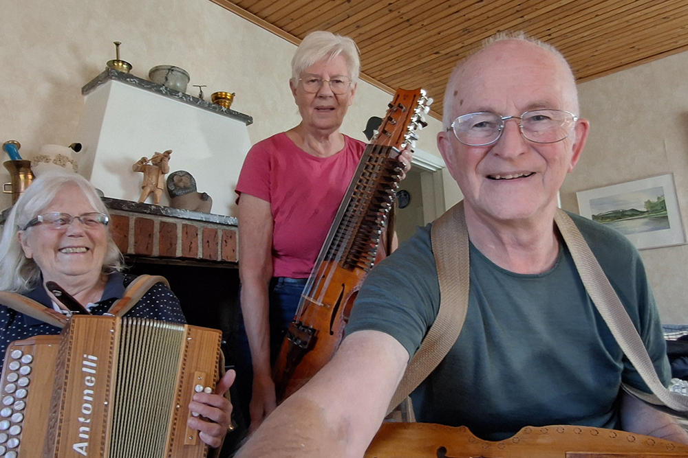 Gerd Iversen, Hjördis Olsson och Gunnar Nygren med sina instrument.