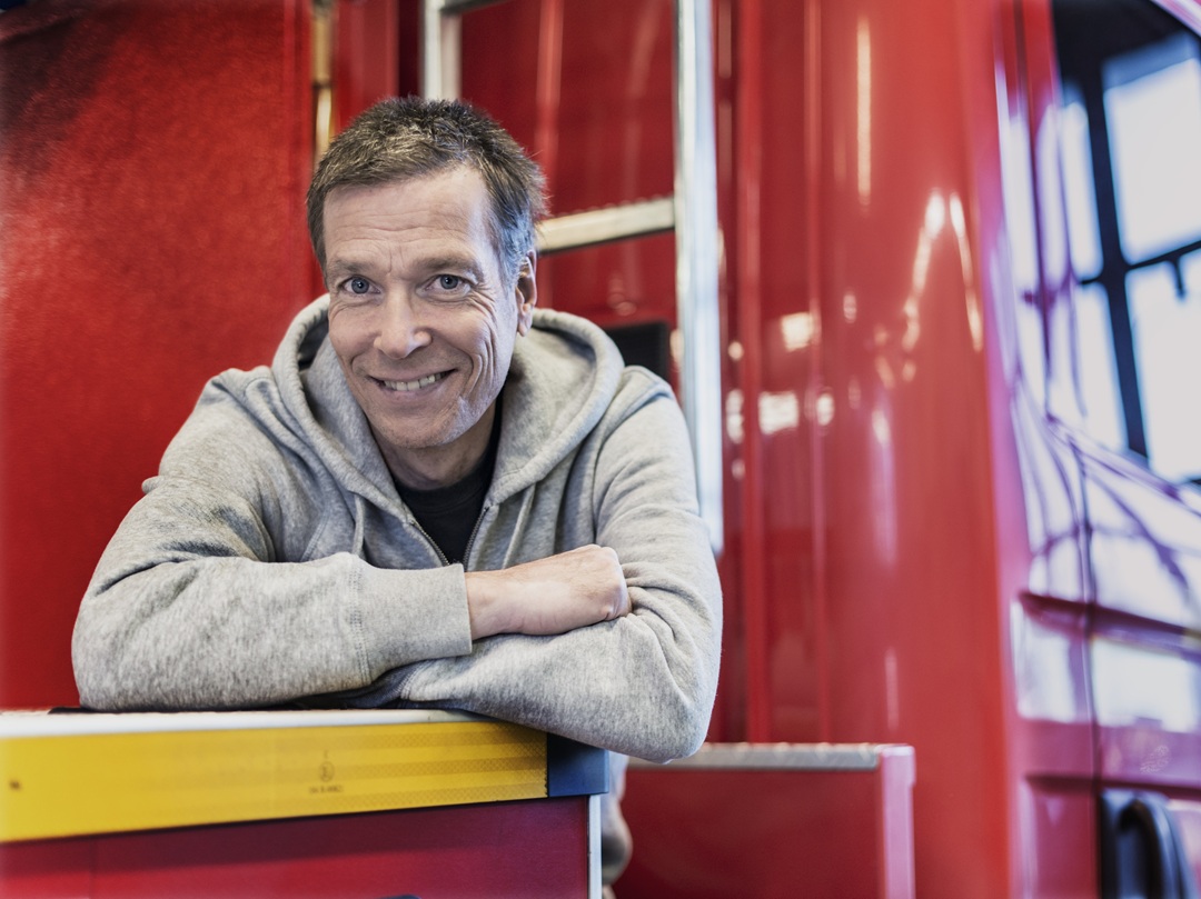 Johan Anderblad framför en brandbil